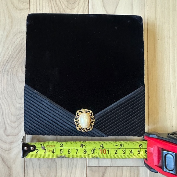 Vintage Black Velvet Evening Bag – Pearl Brooch Detail : Elegant vintage - Picture 3 of 8